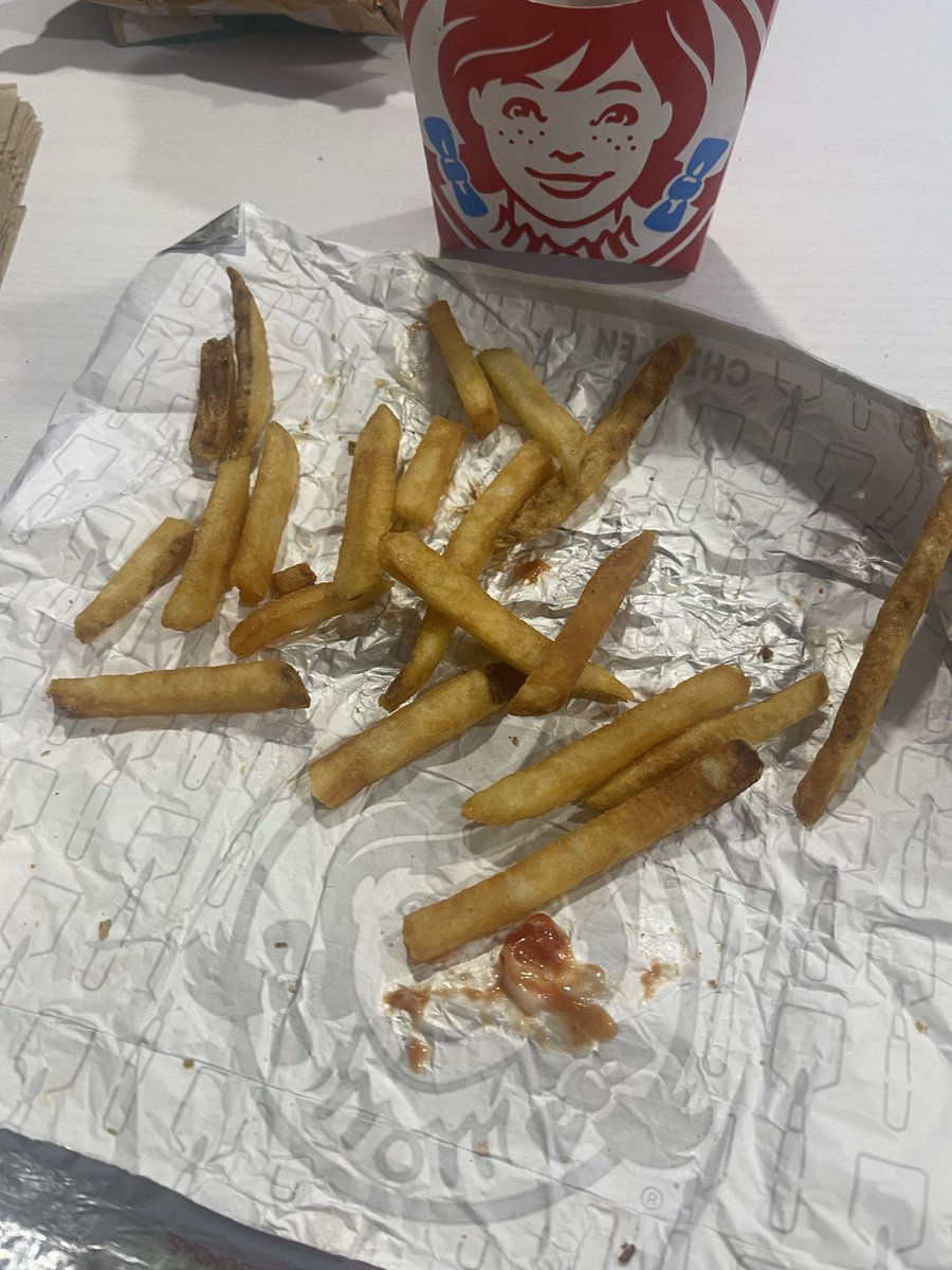 Acidrain_13's tweet photo. @Wendys what kind of shit is this. https://t.co/S9dPT4FP9x