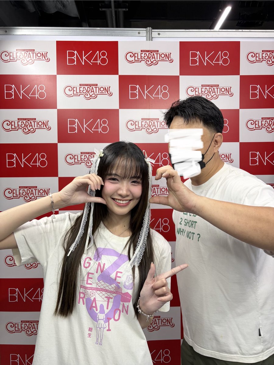 หลังจากถ่าย 2-Shot เสร็จ 
ผมกำลังจะเดินไปหา Staff
น้อนโยพูดขึ้นมาว่า “หยุดเลยนะ!!!” 
Staff ก็งง
น้อนโยเลยอธิบายว่า “เค้าจะถามพี่ Staff รูปหนูน่ารักมั้ย”
พี่ Staff ก็บอกว่า ”น่ารักค่ะ“
55555555 🧭🤍🥣
#YoghurtBNK48
#BNK48_Celebration 
#BNK483rdGeneration 
#BNK48