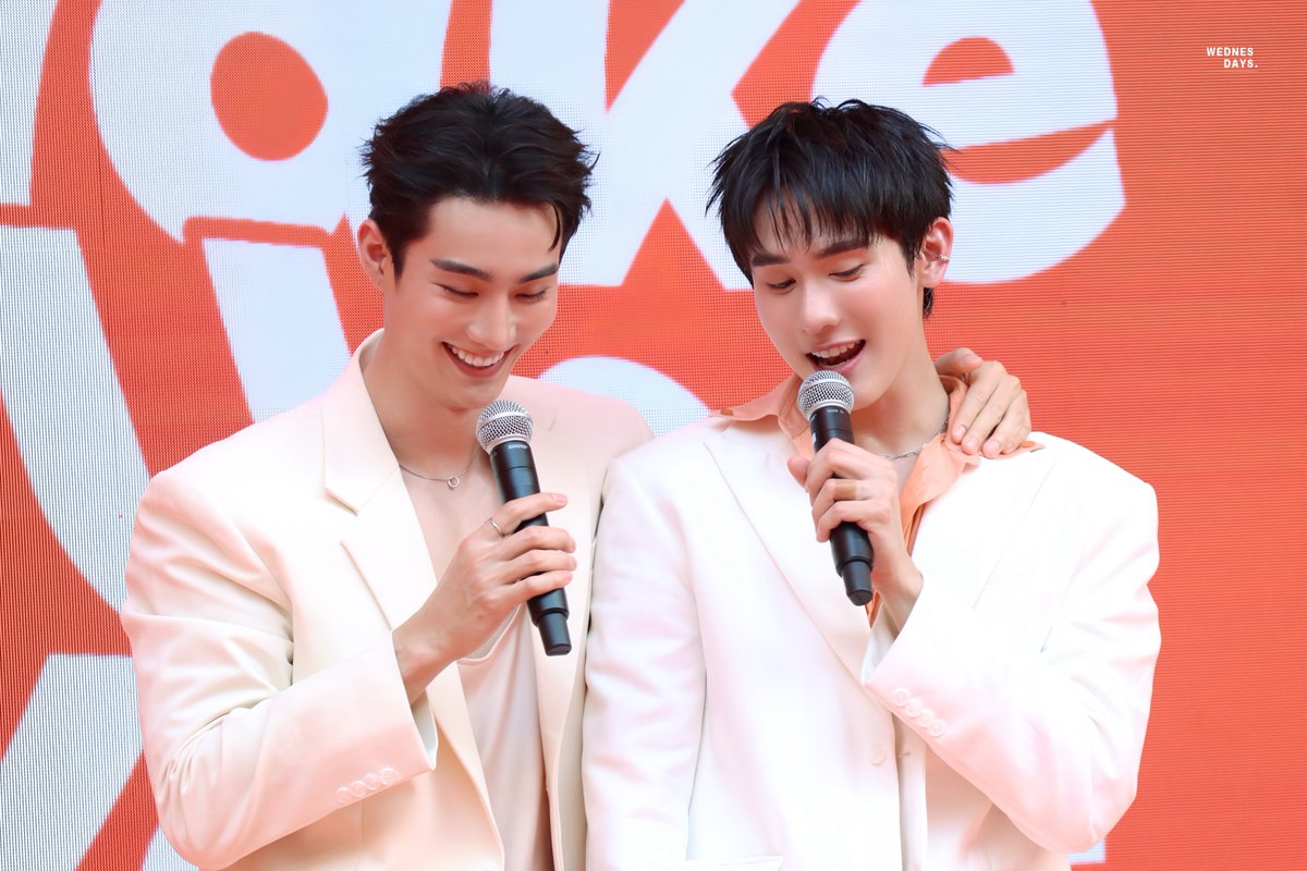 พอเขาชนะ ก็ยินดีไปกับเขา ตี๋กับบี๋นี่น่ารักจังเลยน้าาา

FORCEBOOK WITH YVESROCHER
#YvesRocherxForcebook
#fforce_  #kasibook