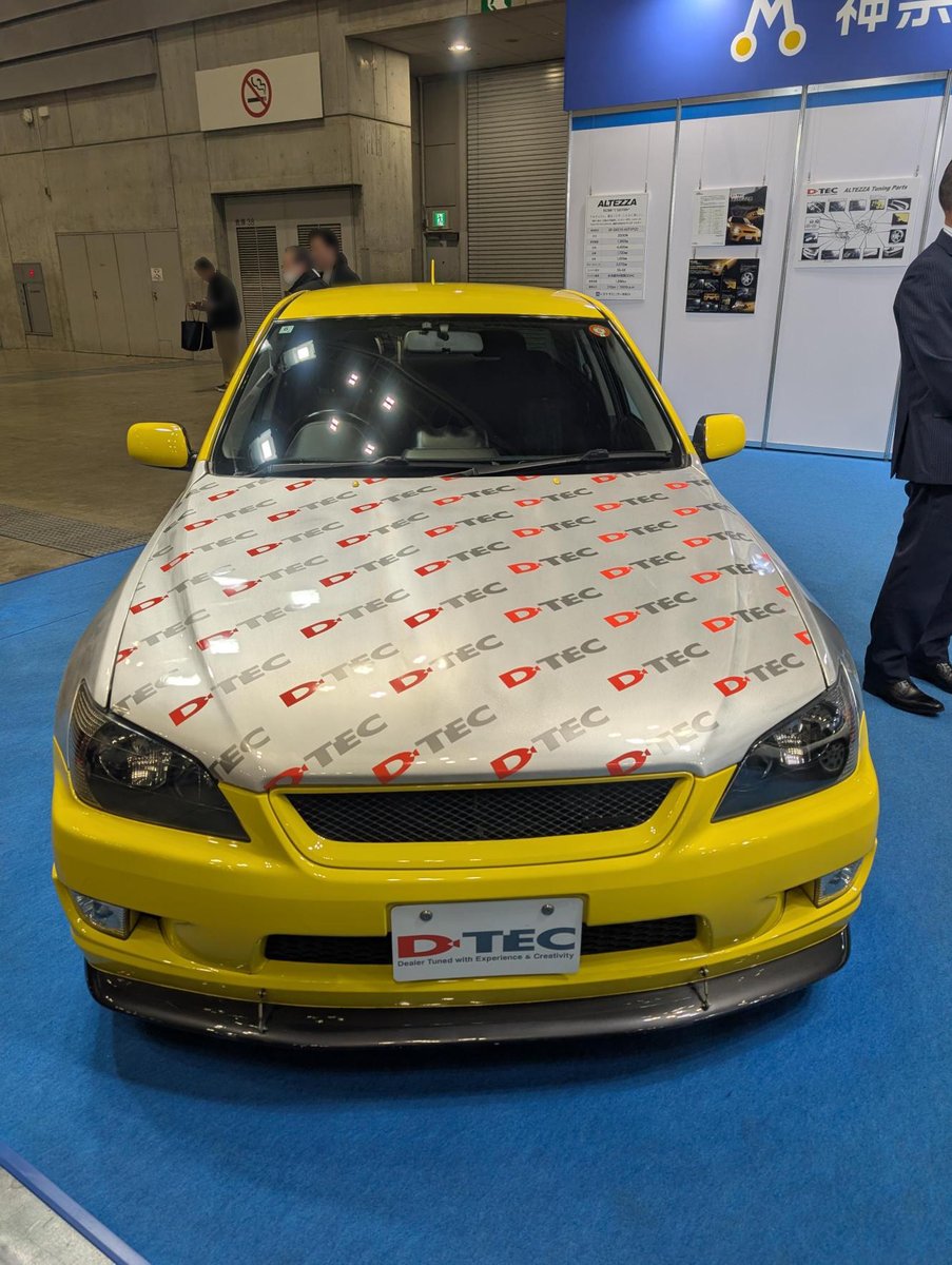 黄色いアルテッツァ！エンジンフードがD-TEC仕様のラッピングになっ