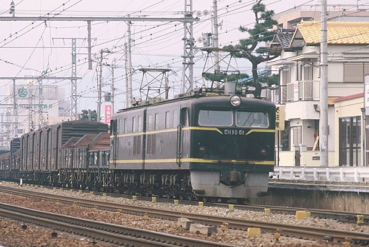 殿堂入りしてもおかしくない歴史的価値のある機関車。東の61に対抗する