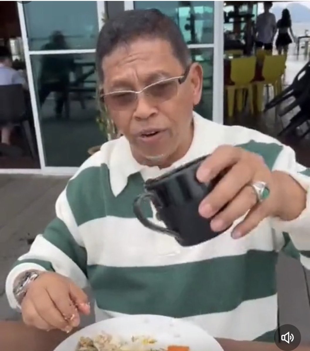 tjerealjoker's tweet photo. Hanafiah Mat. 
Adun Chukai. Exco Terengganu.
Dulu kecoh sebab siram oren kat nasi. Masa tu dia perli menu rahmah.

Mengikut sumber dalaman, dia ni laa Exco yg kena kutip SPRM. Betul ke? 

Ini soalan taww. Bukan Innuendo. Bukan KRU. Jgn saman pulak. Ini betul betul tanya ni bang. https://t.co/NUuQkO1D4g