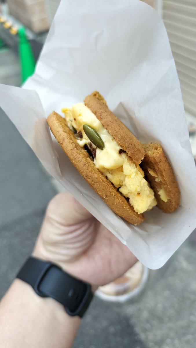 nakamako_6969's tweet photo. 小さなチーズケーキ屋さん『lelca』でスイーツタイム😋
■かぼちゃのクッキーサンド
■プチケーキ＆ビターカラメル
めっちゃ美味しい
リピート案件です🤣

しーたんとお話してたらめっちゃコーラが飲みたくなった😋
#大須スイーツ
#lelca
#チーズケーキ https://t.co/aCcZ0oP444
