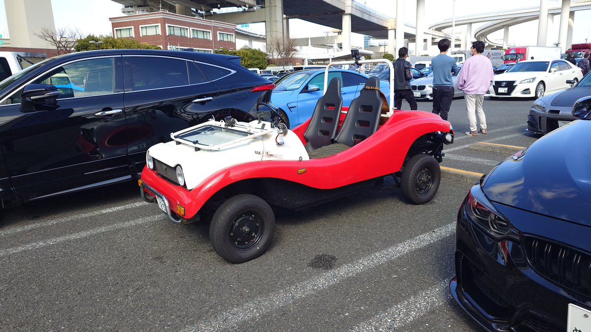 大黒にいたこれ
なんて車ですか...
エンブレムはダイハツっぽかったけど