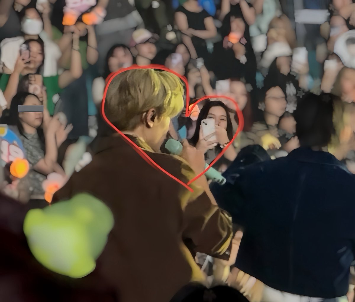 zzuzzae's tweet photo. not a selfie but my first photo with my bias (5ever grateful to my deobestie who captured this very moment 😢😢😢) https://t.co/XMWrJKdX5j