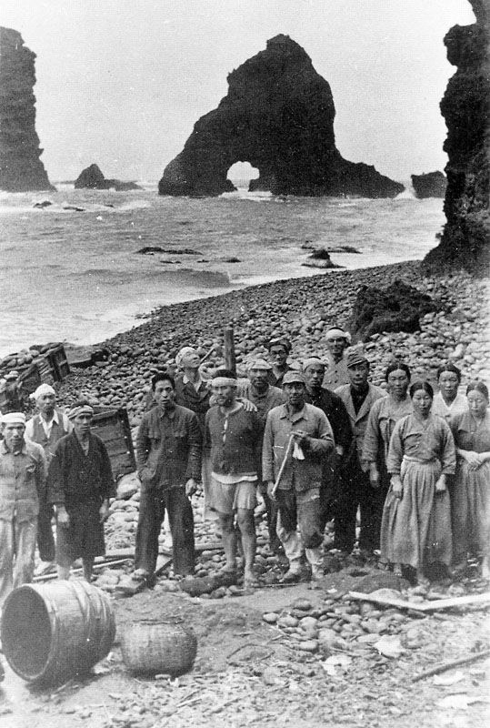 yukin_done's tweet photo. 昭和16年(1941)6月に竹島で撮影された画像。竹島でアシカ漁に従事する島根県の人々と、取材に来た大阪毎日新聞記者、漁師に期間雇用された朝鮮人海女たちの姿が見える。竹島を現在も不法占拠している韓国側にはこのような国際法上、先占の証明となる実効支配の証拠が一切存在していない。#竹島の日 https://t.co/Q1k9ufC5Yn