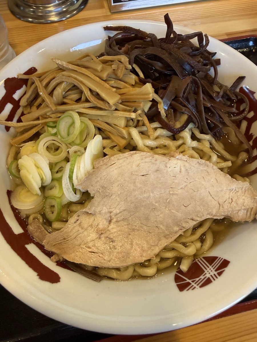 LxxM17nExD's tweet photo. 初めての天童製麺！
うまかった！🍜
キクラゲ、メンマトッピング🕺

#天童製麺
#激混み
#Leo
#山形 https://t.co/epwEdavEIY