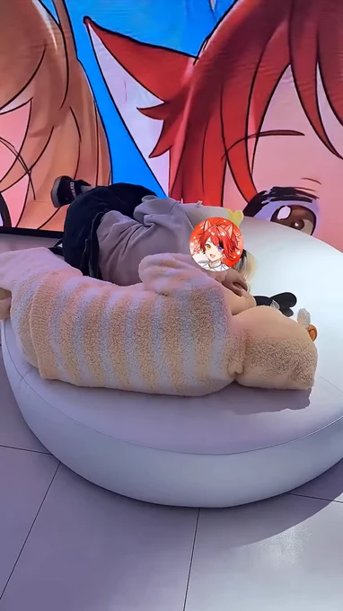 #ジェルくん 全身オレンジのもこもこふわふわで深々フードで、羊さんよりくまさんみたいwww 一度もスタンプなしでの動画、すごいです どうしよう…永遠に観てしごとが手につかない