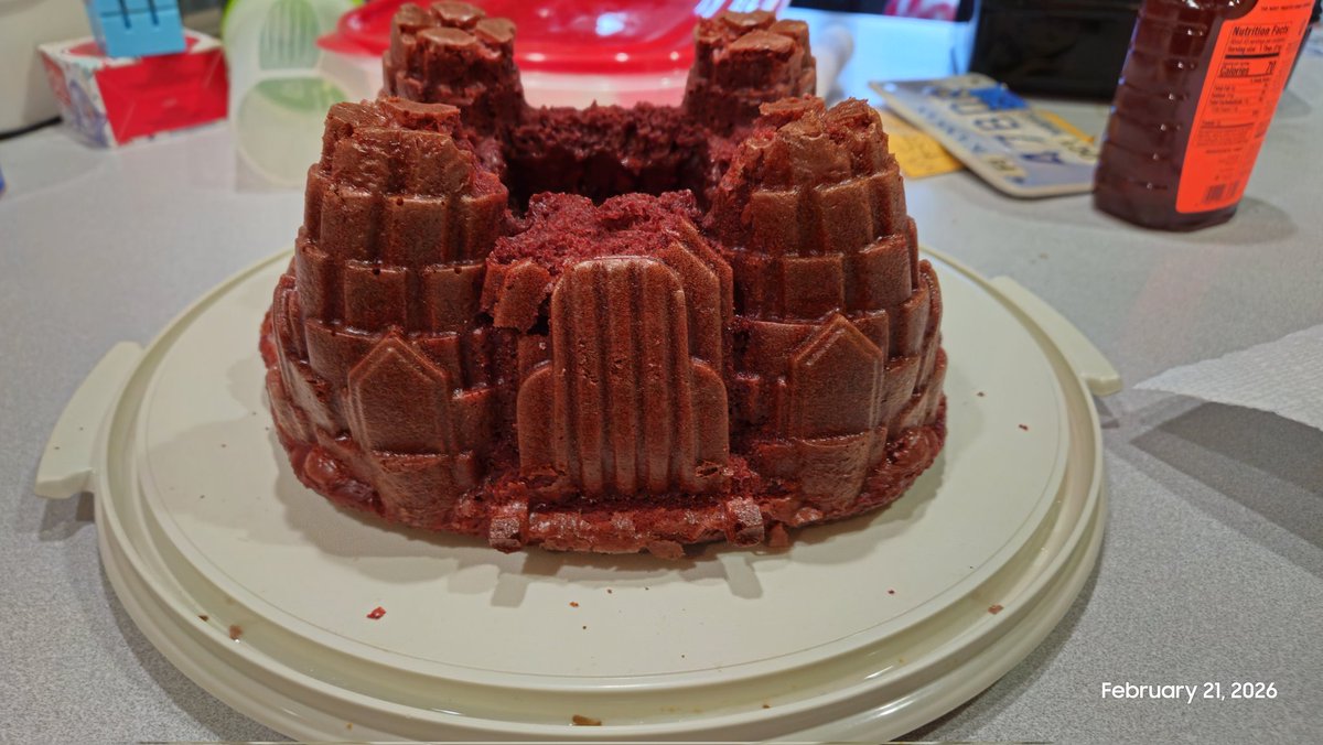 End up making a small castle cake for my gf's birthday.

First time making something like this, look okay but taste really good. #cake #birthday