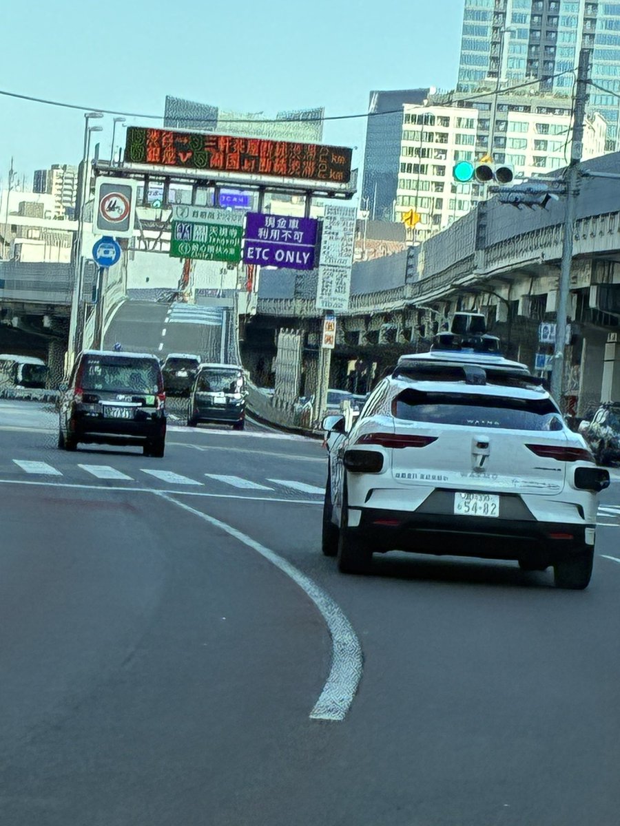 afofire's tweet photo. Googleの？WAYMOと書いてあった自動運転試験中と、初めて試験中なの見た。 https://t.co/3xyFr022G2