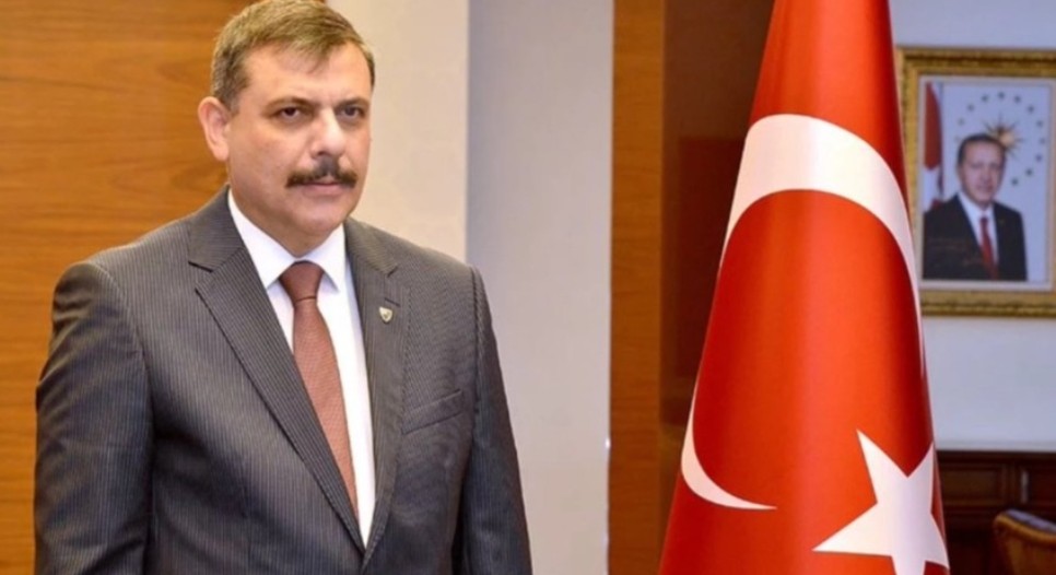 Bir ay önce 50 bin suçluyu cezaevlerinden sokağa salan AKP'nin taze İçişleri Bakanı Mustafa Çiftçi, göreve hayvan nefreti ile başlayarak, valilere "başıboş köpek sorununu bir an önce şehirlerinizde bitirin" talimatı vermiş!

"Uyuşturucu baronlarını, uyuşturucu satıcılarını,