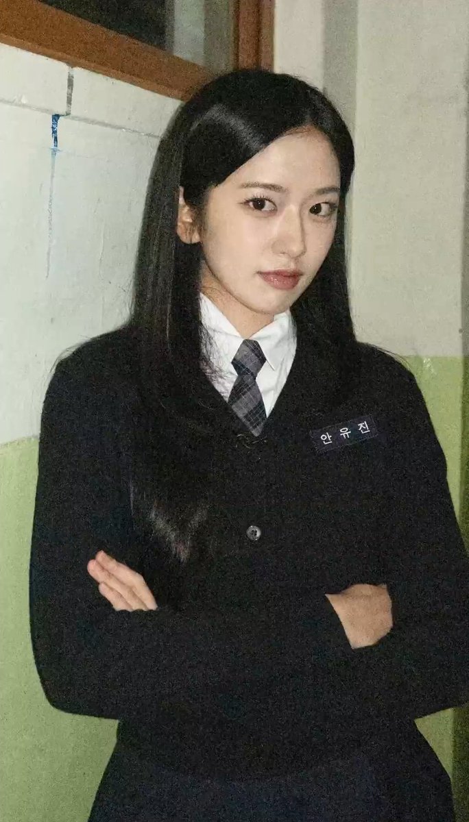 이 선도부 선배 친한 동생없는데
ㅈㅇㅇ한테만 괜히

 - 잠깐, 1학년이지 서봐.

해서 빤히봐서 긴장시키더니

- 1학년이라귀엽네 ㅎ

하고 머리쓰담쓰담
이런 장난 칠거같음