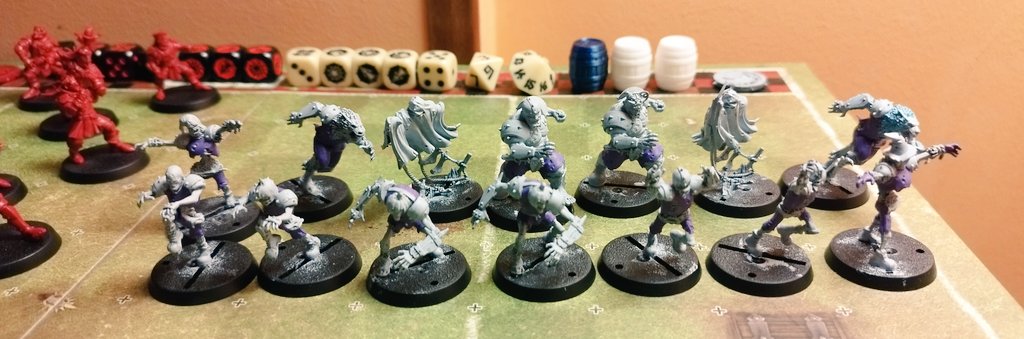 Buenos días, aquí estamos con nuevas partidas de Blood Bowl 
Os enseño mi nuevo equipo superviviente del robo q sufrí 
El equipo de horrores nigromanticos 
Y en una semana los 2 nuevos equipos ya los veréis 💪😊🏈