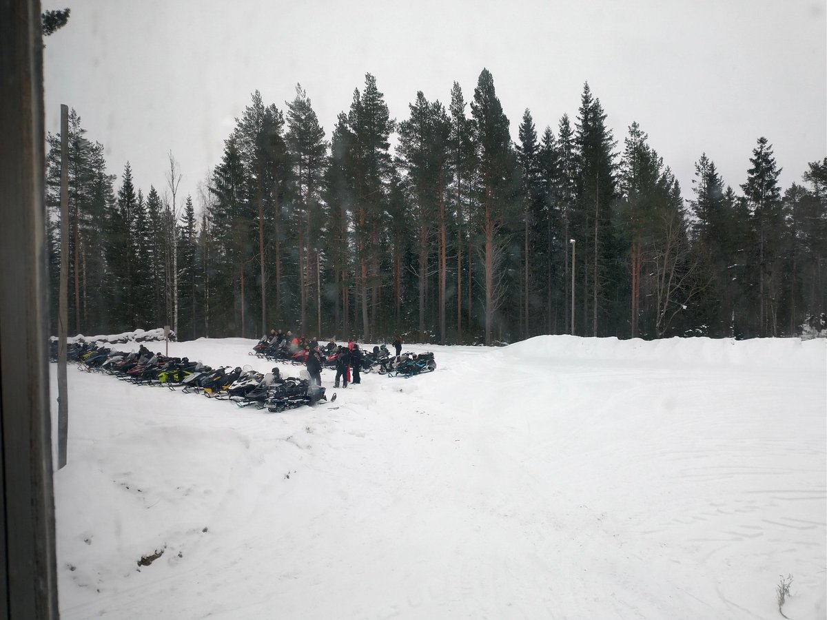 準備が終わって始まる前、大量のケーキを焼いてくれた仲間は編み物☺️みるみる長くなってた😳
外では斧で薪を割って火をおこしてました💡そして開始の11時、校舎裏の元サッカー場にどんどんスノーモービルが集まってきた😮壮観✨この後更に増え、車のお客さんも来て賑わいました🥰