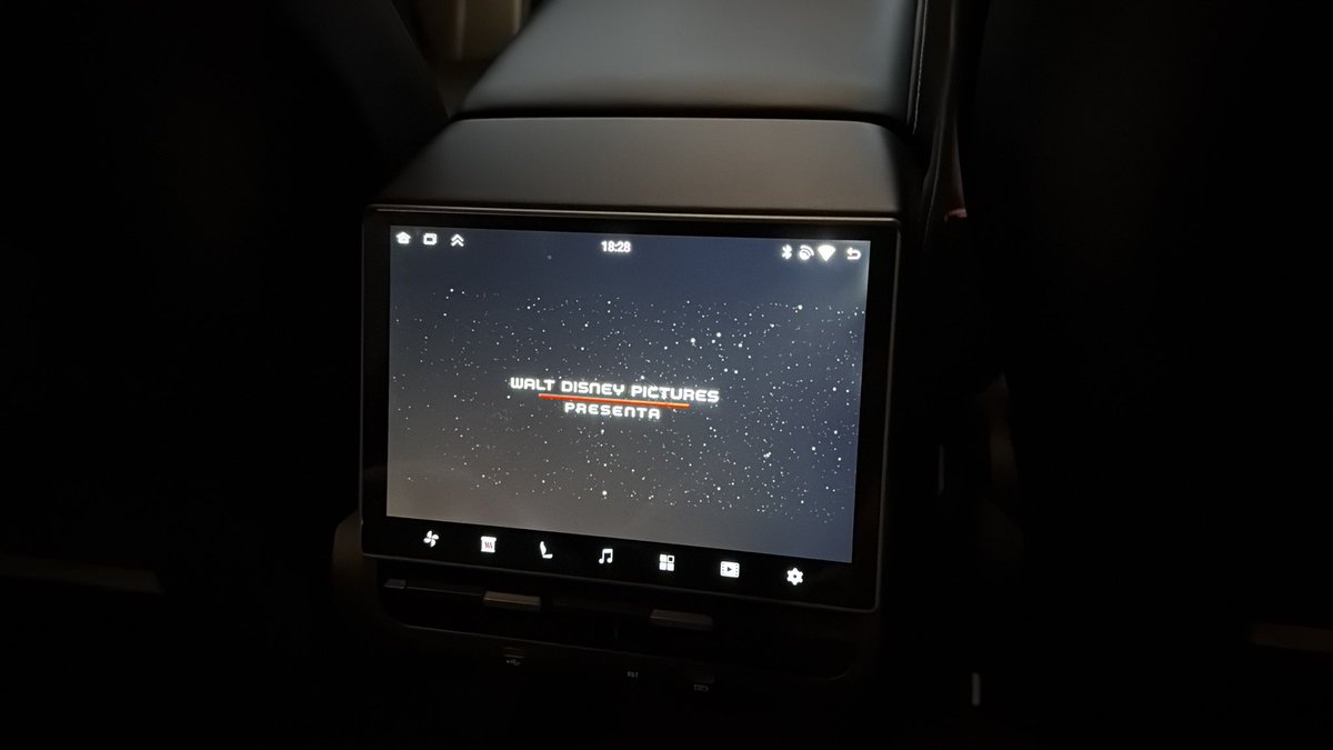 Preparando todo para el próximo viaje. No solemos poner nada nunca en la pantalla trasera excepto si tenemos un largo trayecto y los nenes se aburren ya de cantar, hablar, jugar….. hay que tener alternativas de todo. 🤪