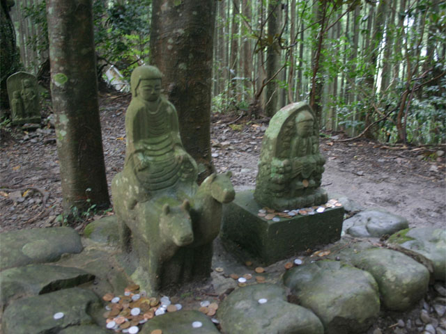 n_hotline_fr's tweet photo. [Tourisme Japon] Le Kumano Kodo, ancien chemin de pèlerinage, offre des paysages époustouflants et une riche histoire spirituelle. Parfait pour la randonnée et la découverte de temples sacrés. #KumanoKodo,#randonnée,#culturejaponaise https://t.co/0k0NVEugEN