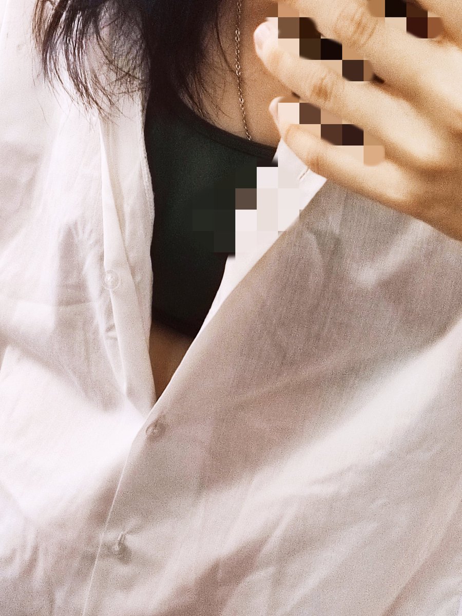 Jbcx802's tweet photo. 衬衫最上面的那颗扣子是你解开的，但最先乱掉的，是我的呼吸 by AI #le #wlw https://t.co/cgkMakOyX5