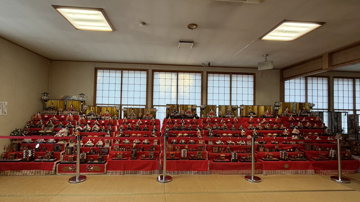 JADEMETAL_game's tweet photo. 登ったら降りられないシスターズ
奥那須・大正村 幸乃湯温泉のお雛様ーズ
 #猫の日 https://t.co/nOT8TsqRzR