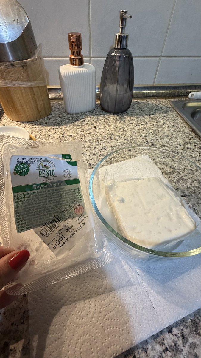 Migros çalışanlarına gösterdiği özensizliği sanırım halka doğru yaymak niyetinde!🤷‍♀️Paketinde henüz yeni açtığım bu peynirin kokusuna dayanmaya çalışarak çektim fotoğrafı. Ekonomik koşulları halka bozuk gıda sunma hakkı algılayan art niyetlerden uzak durun derim🙏#migros_turkiye