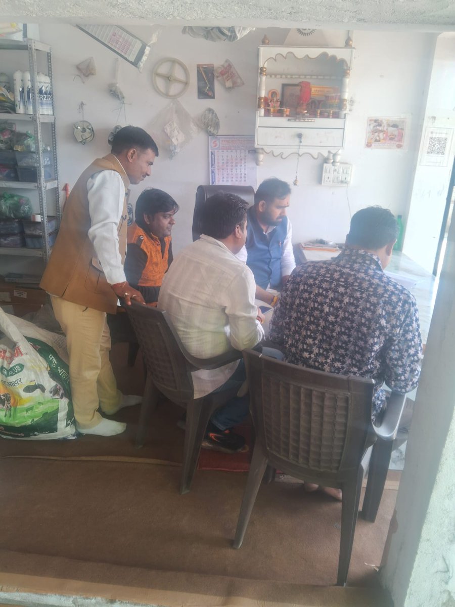 प्रधानमंत्री श्री Narendra Modi  के 'मन की बात' कार्यक्रम को #भाजपा_लखनऊ_जिला के मंडल गोसाईगंजं के बूथ संख्या 26 पर  कार्यकर्ताओं के साथ सुना।
#MannKiBaat
<a href="/idharampalsingh/">Dharampal Singh</a> <a href="/brajeshpathakup/">Brajesh Pathak</a> <a href="/kpmaurya1/">Keshav Prasad Maurya</a>