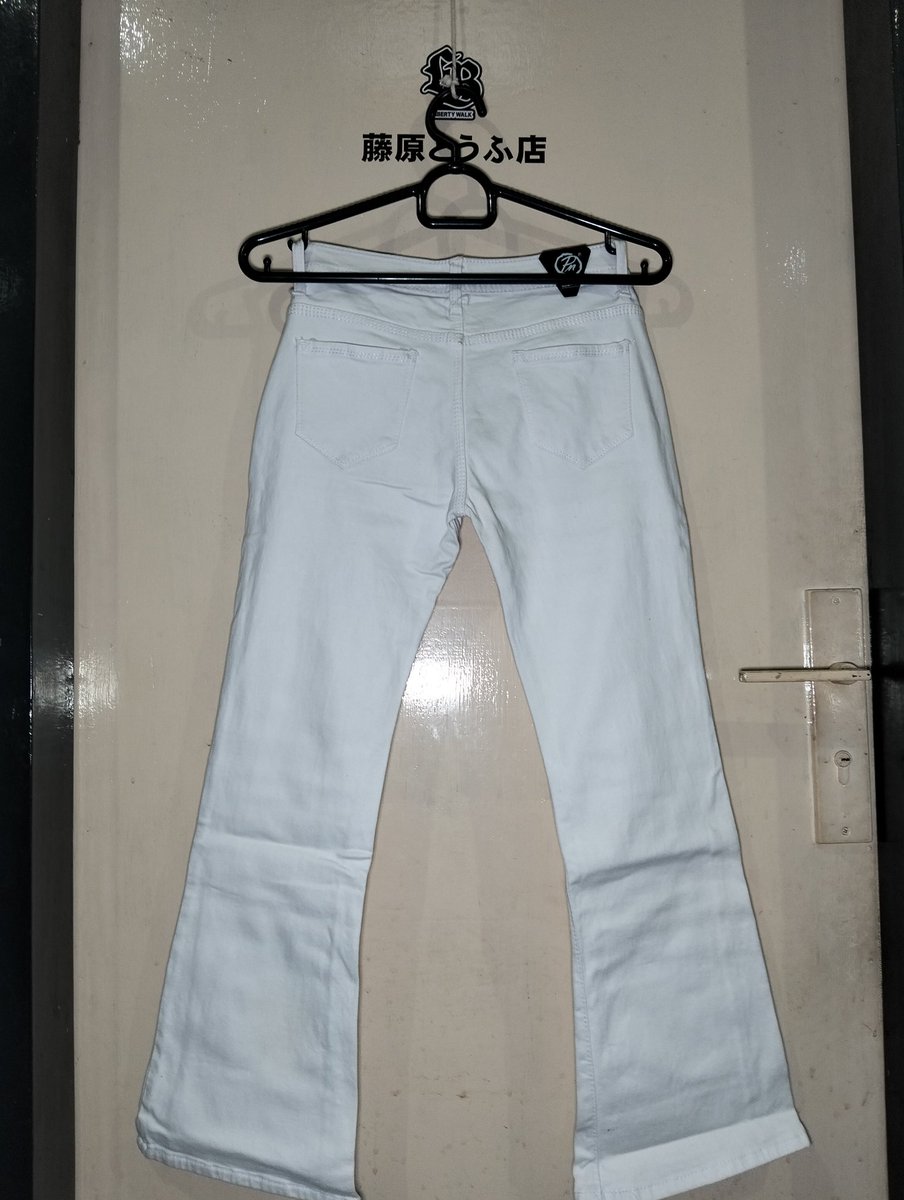 cl_xiii's tweet photo. Jeans putih size M 40k https://t.co/WSAQrH0waH