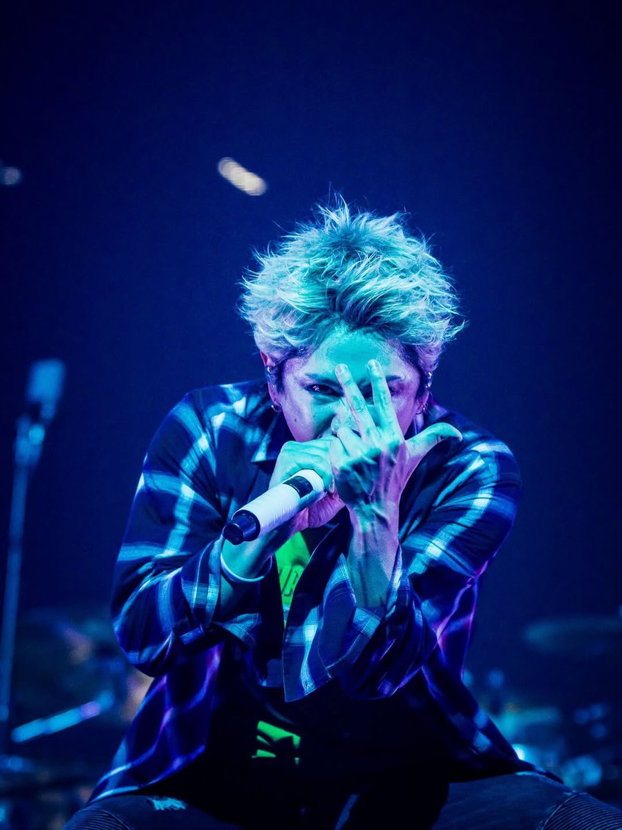 ชอบสายตาทากะตอนอยู่บนเวทีมาก เหมือนมีไฟลุกโชนอยู่ตลอดเวลา😭❤️‍🔥✨ สมกับเป็นนักร้องที่ปลุกพลังในใจผู้คนไปทั่วบ้านทั่วเมือง🥺🔥