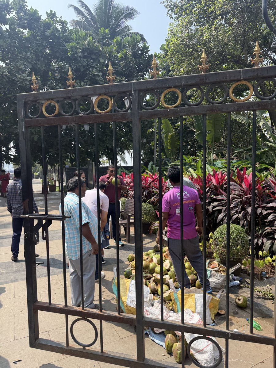 Dear <a href="/mybmcWardHW/">Ward HW BMC</a> there is illegal vending/hawking happening INSIDE the gates of Bandra Fort. This is strictly prohibited. Kindly take immediate action and check if there is involvement from park security in enabling this. Cc <a href="/CommunityBandra/">Bandra Community</a> <a href="/bandrabuzz/">Bandra Buzz</a>