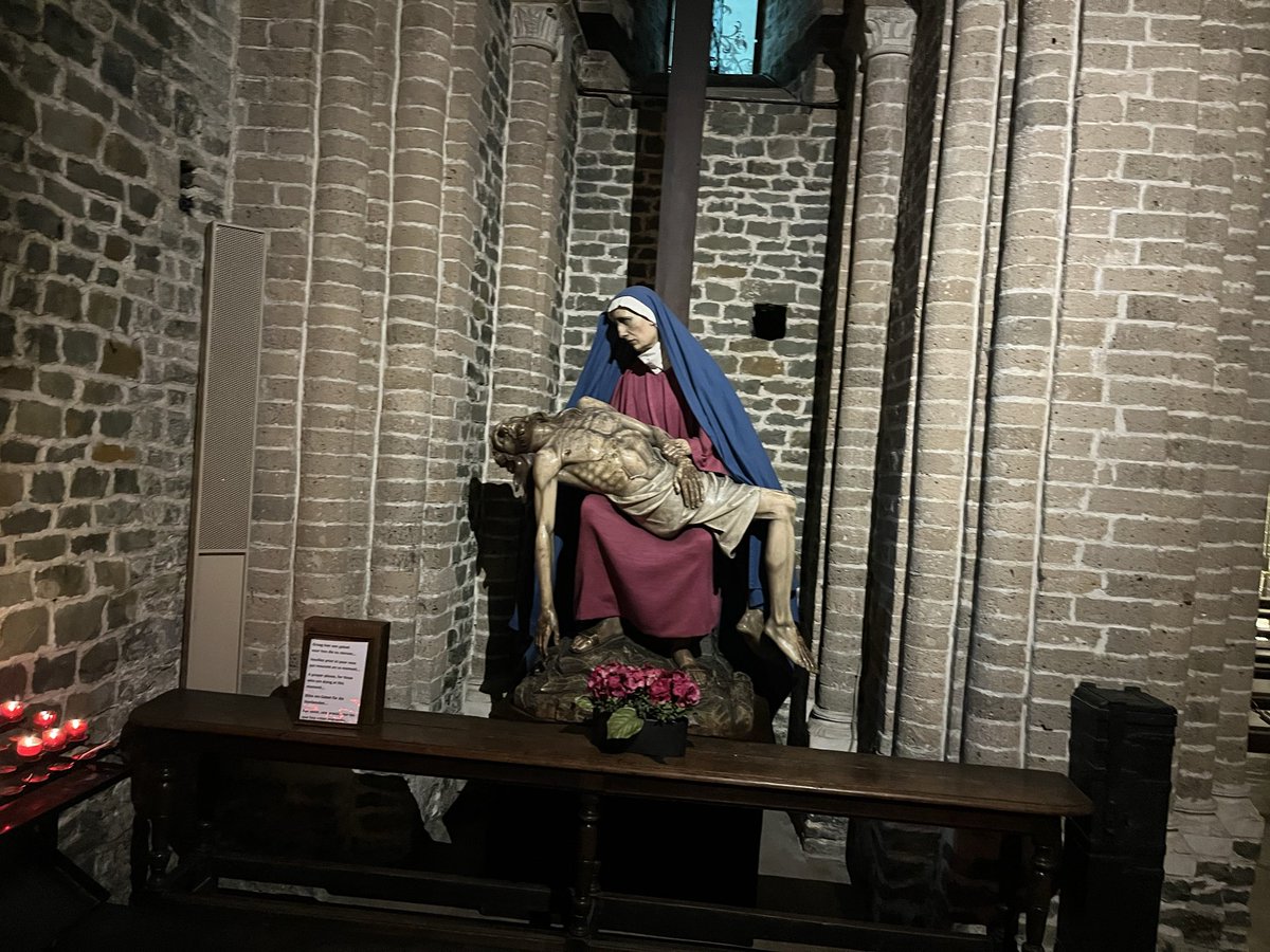 Dominiquepucini's tweet image. Basilique du Saint Sang de Bruges 
Chapelle Sainte Basile 
« Elle contient un bas-relief, d'un atelier du XIIesiècle à Tournai, qui représente le baptême du Christ, ainsi qu'une Vierge en bois polychrome datant environ de 1300. »
#Bruges #Belgique #Flandres