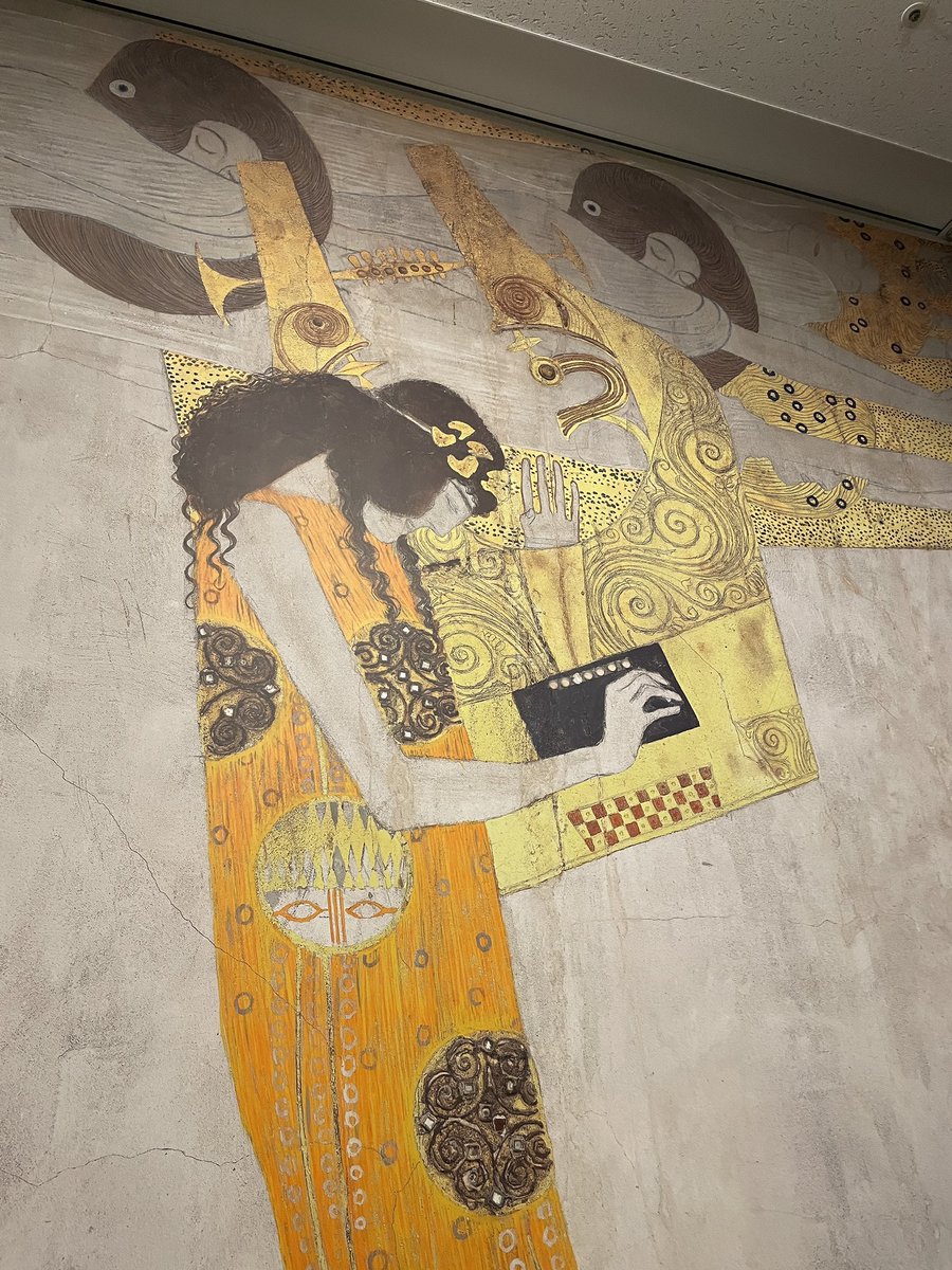 kumaneko_honfan's tweet photo. 『クリムト・アライブ』大阪展に来ました。
絵の展示ではなく、「絵をモチーフにした展示」とでも言いましょうか。絵をゆっくり観たくなる、呼び水にもなる展示ですね。
#クリムト #クリムトアライブ https://t.co/MqSWcwfVWW