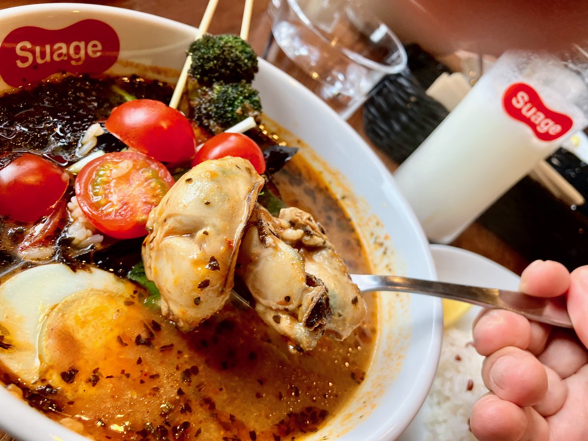 kiwo3joh's tweet image. 平岸『スアゲ天神』牡蠣と岩海苔のカレー+ミニトマト
具材は、牡蠣・ミニトマト・岩海苔・馬鈴薯・人参・南瓜・茄子・オクラ・ブロッコリー・水菜・茹で卵と満載だ！
辛さは大辛5番だったがバカ舌には物足りなかったな。
でも旨かったぁ〜！😘👌
#Curry #Spicy #Oyster #Iwanori_Seaweed #Many_Veggies