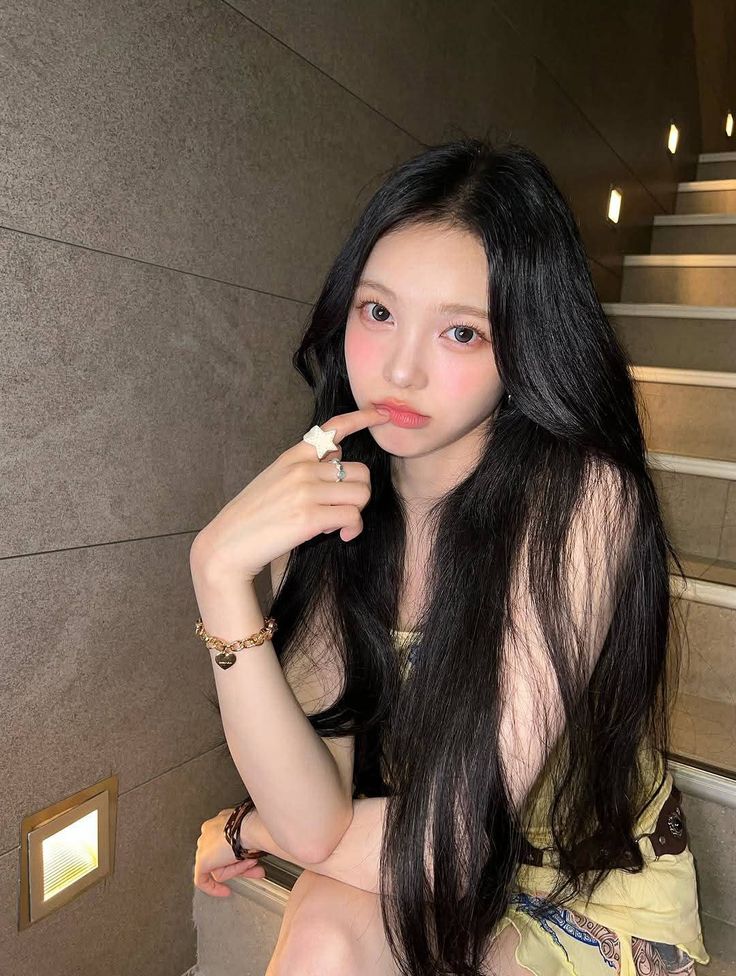 Jeongiak's tweet photo. a lightning update just to test hatchu’s speed in spotting me, and oHH?! you were just as swift! 😼💢 how delightfully competitive you are. dressed in yellow, i felt like a burst of 𝗌͟𝗎͟𝗇͟𝗌͟𝗁͟𝗂͟𝗇͟𝖾, hoping my glow made hatchu’s smiles stretch even wider. 🌻🍃 https://t.co/O84jrG3WF2