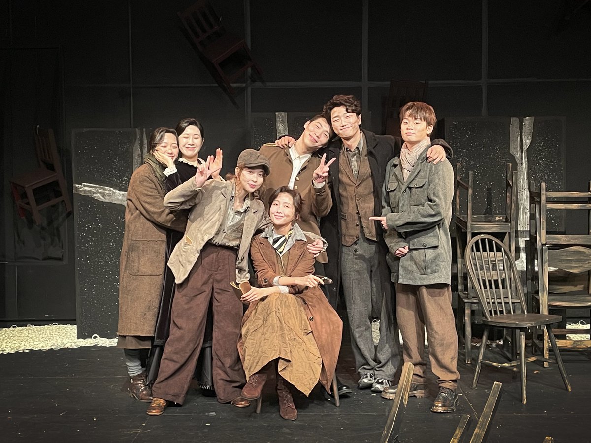 [#연극_정의의사람들] 마지막 공연 페어 사진⚖️

"이젠 춥지 않겠지 모두가. 그럴거야."

연극 <정의의 사람들>의 외침을
함께 해주신 관객 분들께 진심으로 감사드립니다.

🪑 
야네크 #정지우
스테판 #김준식
도라 #최하윤
야넨코프 #이정화
부아노프 #이사계
스쿠라토프 #최승하
총독부인 #전재희