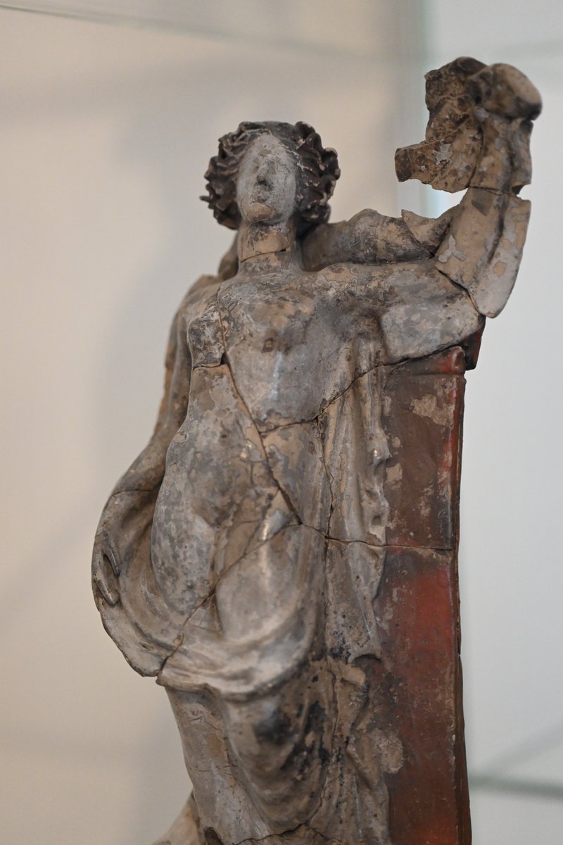 MPatarak's tweet photo. Statuette of Aphrodite from Freud’s collection of antiquities. It is glued back together. Eros unites, Thanatos divides. Sigmund Freud Museum, Bergasse 19, Wien. https://t.co/W4A2RI4JZx