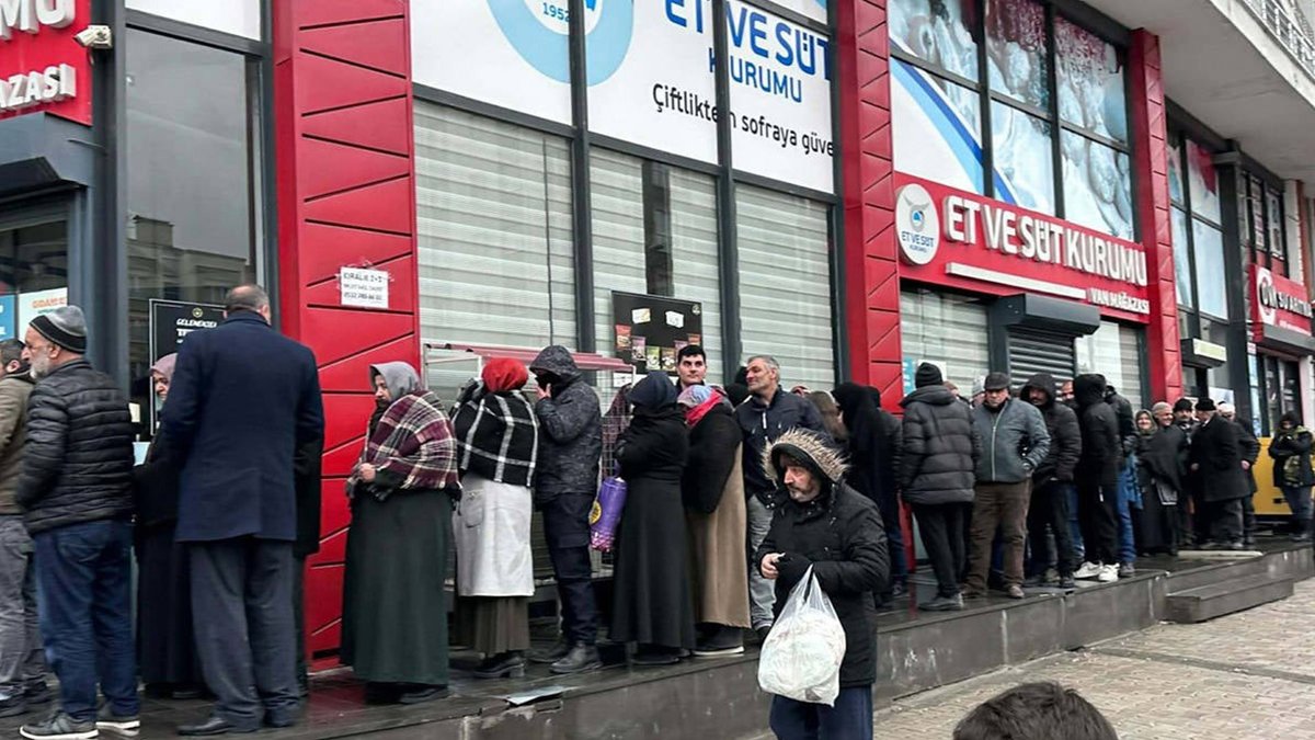 CHP'li isim, 'AKP gerçekleri gizliyor' diyerek paylaştı

'Yoksulluk riski Avrupa’nın neredeyse iki katı!'
cumhuriyet.com.tr/siyaset/chp-li…