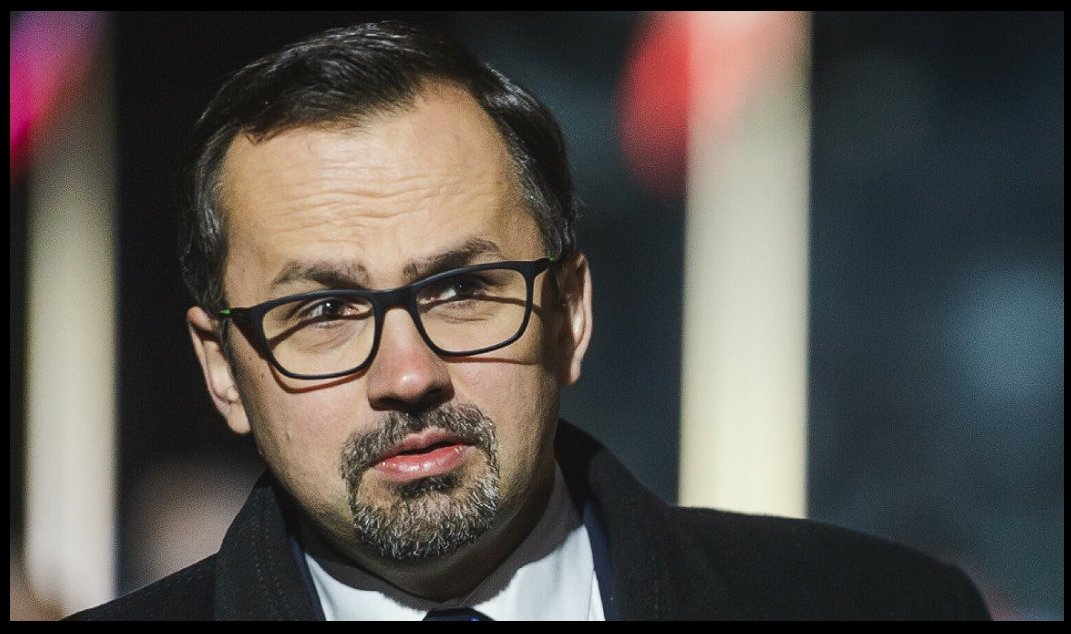 Do motłochu - wyborców pis.

Wyobraźcie sobie, jaką histerię rozpętalibyście, gdyby premier Donald Tusk mianował w 2010 roku takiego złodzieja i kłamcę jak Marcin Horała na pełnomocnika ds. budowy Stadionu Narodowego na Euro 2012, a ten zatrudniałby 750 osób w spółce CPK, wydałby