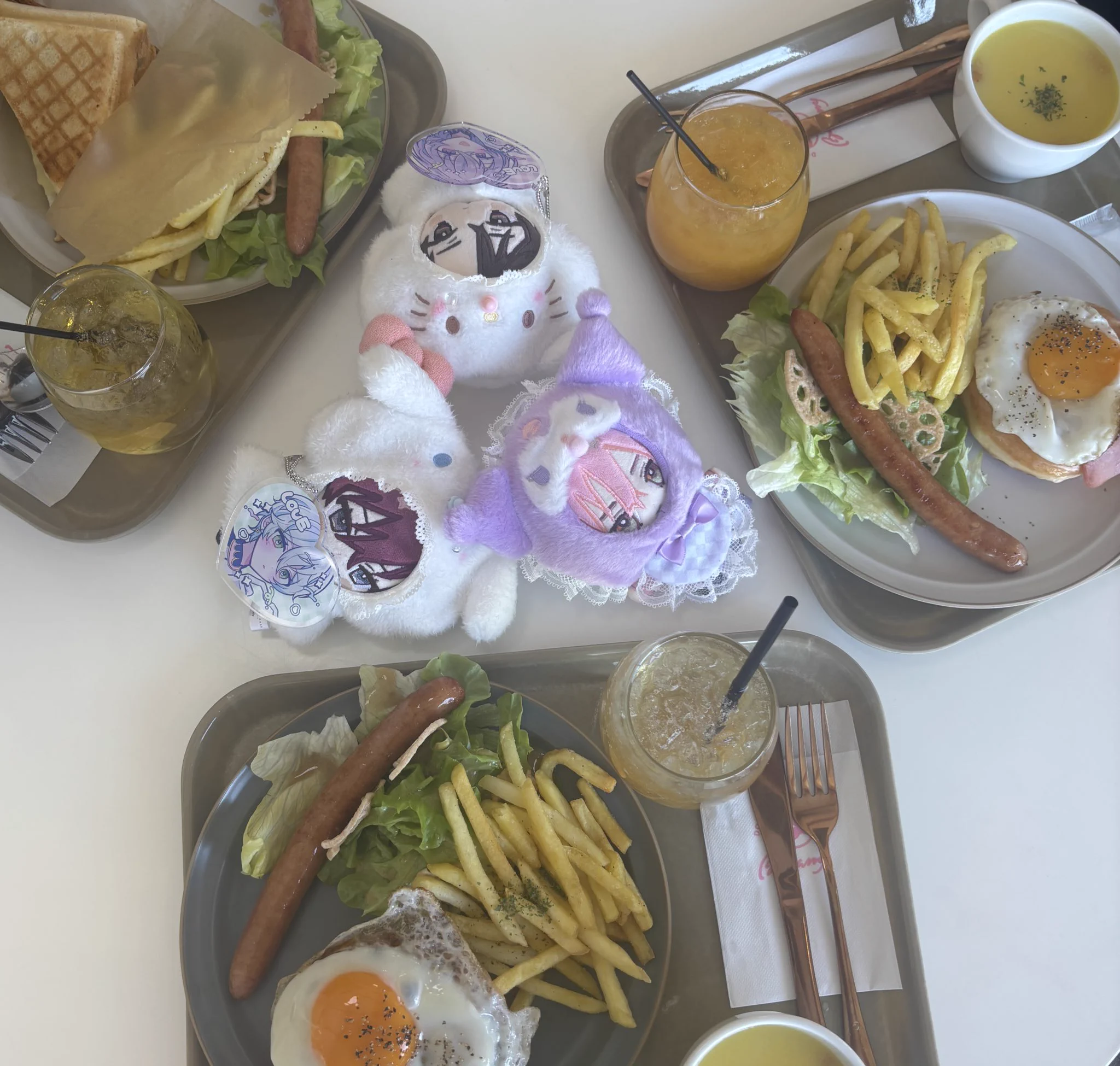 ♡りっちゃん♡⃛(⑅•ᴗ•⑅)◜..°♡♡ ㄘゃƕ X:ssä: ”カンナユメメバッチつけた陛下とともせ♡” / X
