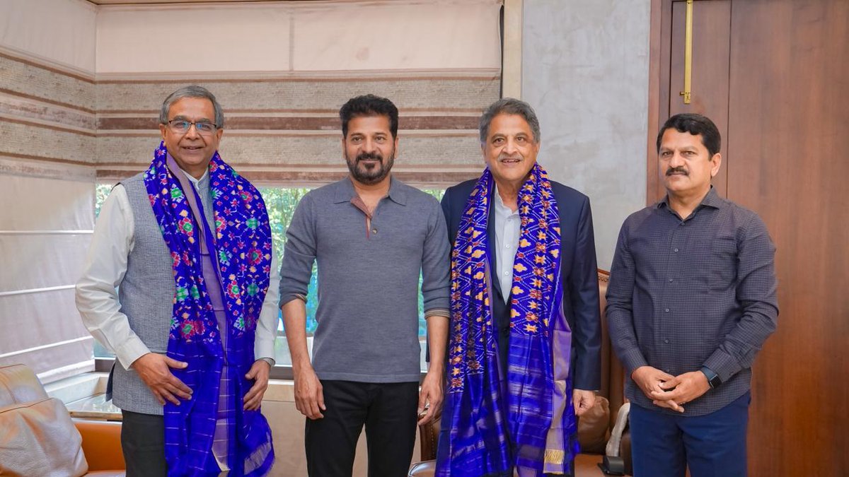 revanth_anumula's tweet photo. పబ్లిక్ హెల్త్ ఫౌండేషన్ ఆఫ్ ఇండియా వ్యవస్థాపక అధ్యక్షుడు పద్మభూషణ్ డాక్టర్ కె శ్రీనాథ్ రెడ్డి, గవర్నింగ్ బోర్డు సభ్యుడు డాక్టర్ మధు మోహన్ మర్యాదపూర్వకంగా కలిశారు.

#PublicHealthFoundationOfIndia #HealthPolicy https://t.co/UFKFv2QM2h