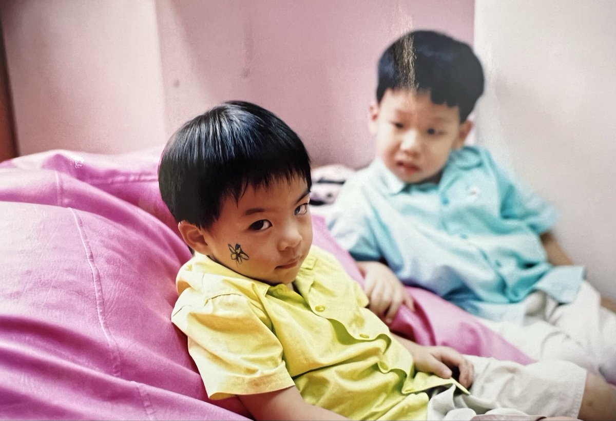 จี๊ดที่โรงเรียนค่ะ (ขออนุญาตคุณครูกับเพื่อนตัวจิ๋วค่ะ)

#YoungMARCKRIS
#MARCKRIS
#BUSbecauseofyouishine