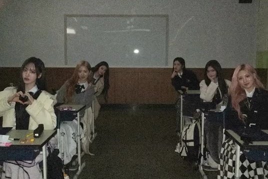 앙... 맨뒷자리에서 종이에 쪽지 써서 몰래 던질거같다고...
근데 장어녕은 안윶인이 답장 제대로 안하면 한글자씩 쓴 쪽지 여러개 안윶인 책상위로 와다다 던질거같고
안윶인은 뭔가 쪽지로 장난 오지게 쳐놓고 일어나서 앞으로 갈때 줄줄 쓴 편지 애들 몰래 책상위에 올려놓고 앞으로 오실거같다고