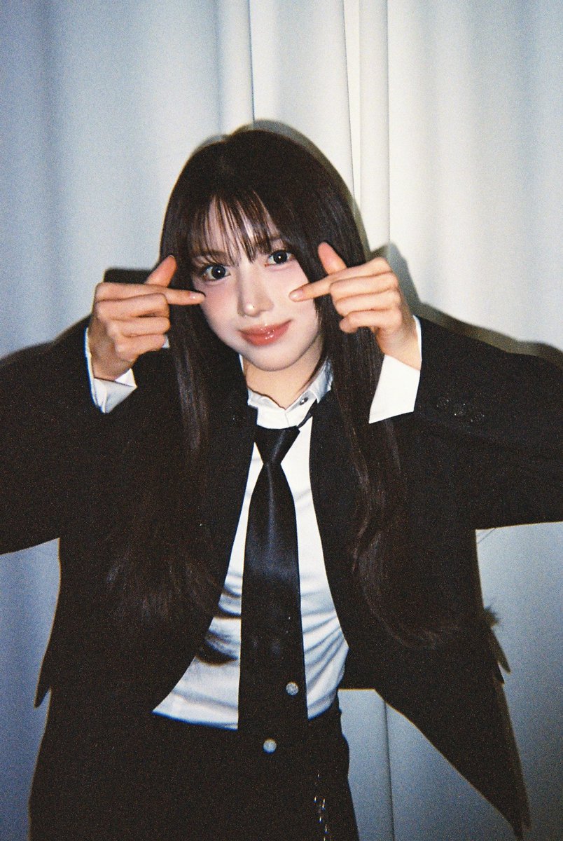jiwooszone's tweet photo. 260222 #지우 4th anniversary photo dump ⋆˚࿔ https://t.co/ozndLHNfRH