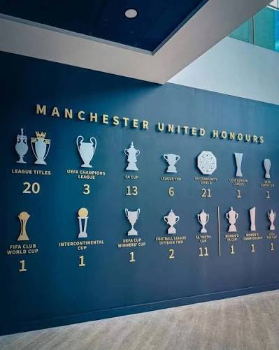 The Greatest club with the biggest fanbase on this app will get us 5k likes with ease.