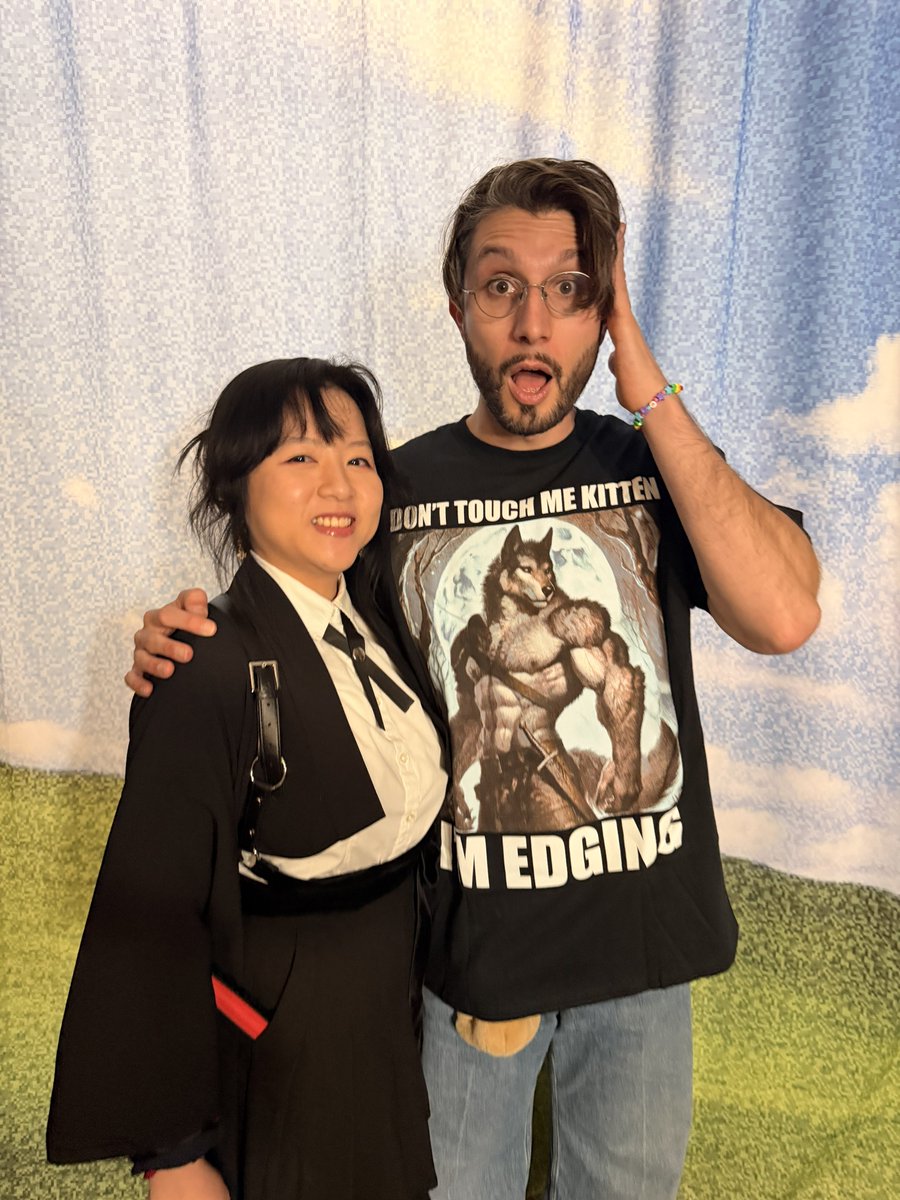 _tiIdeath's tweet photo. @bbnomula @ the arizona concert crowd laughing and asking why they're barking EVERY time they cheered like he didn't do the meet and greet in the most insane shirt ive ever seen https://t.co/UoFydSVNTL