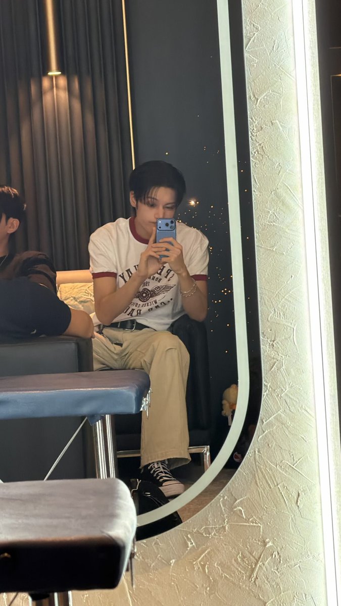 우리네 깜고 대학생으로 보여요