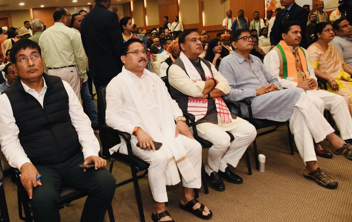 आज असम भाजपा प्रदेश कार्यालय में आदरणीय मुख्यमंत्री डॉ. <a href="/himantabiswa/">Himanta Biswa Sarma</a> जी, भाजपा के राष्ट्रीय उपाध्यक्ष श्री <a href="/PandaJay/">Baijayant Jay Panda</a> जी, भाजपा प्रदेश अध्यक्ष श्री <a href="/DilipSaikia4Bjp/">Dilip Saikia 🇮🇳</a> जी एवं माननीय सांसद श्री <a href="/PradanBaruah/">Pradan Baruah</a> जी की गरिमामयी उपस्थिति में आदरणीय प्रधानमंत्री श्री <a href="/narendramodi/">Narendra Modi</a> जी के