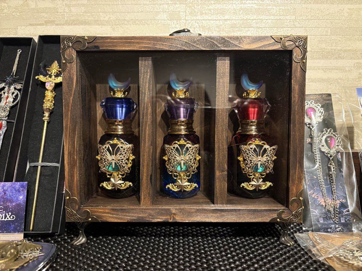 香水瓶を全色お求めいただき、これに合う収納箱もオーダーしてください