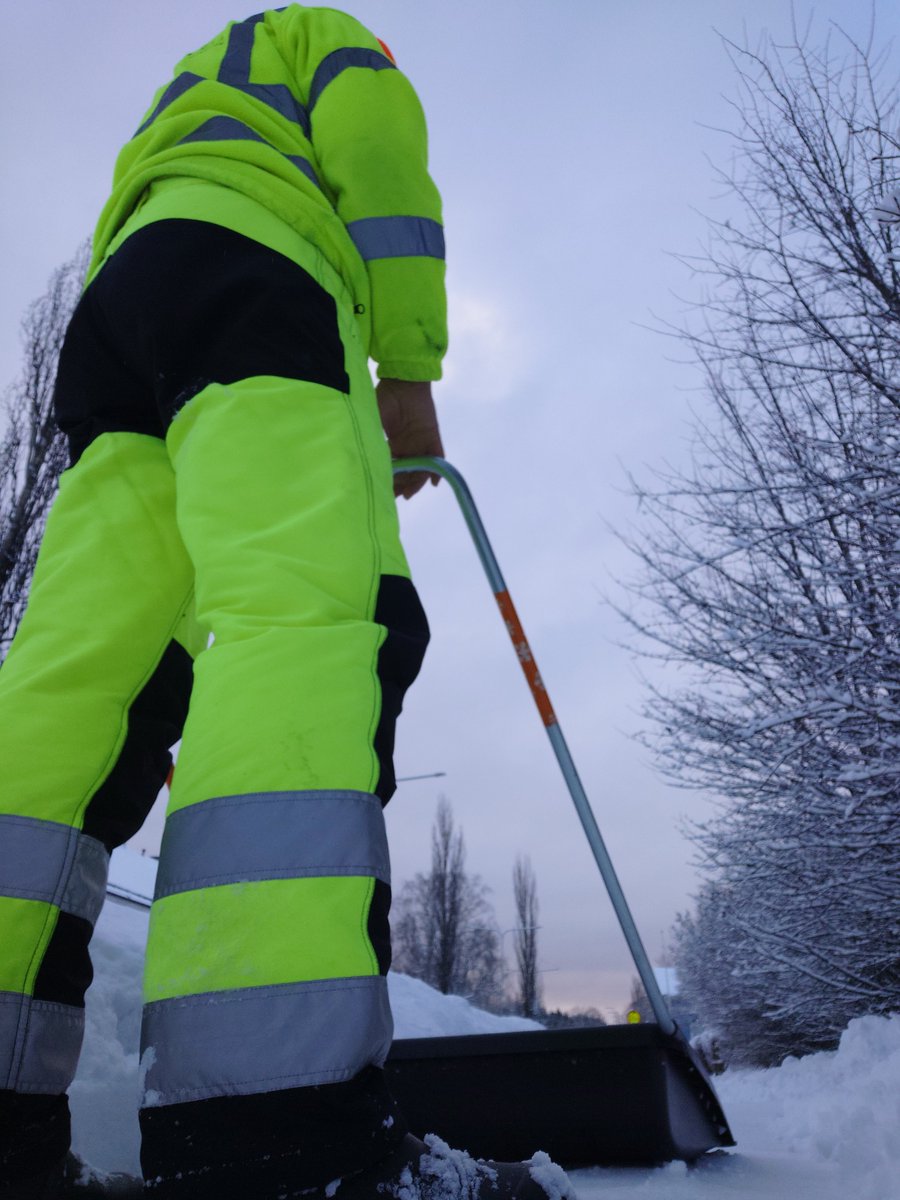 Under natten har det snöat, så det var mitt job att vakna tidigt och röja snön framför "Straigh friend" hus.
