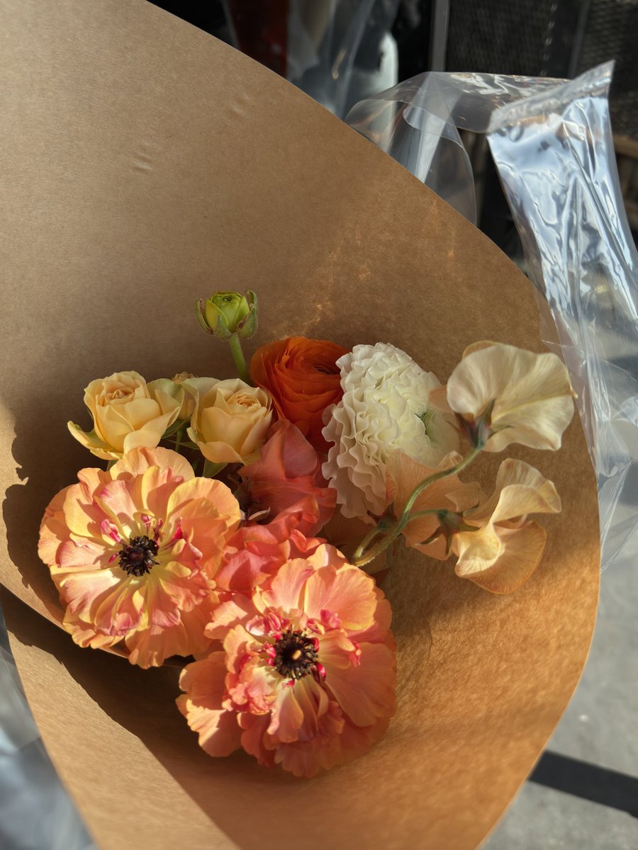 hanee423's tweet photo. 정말 오랜만에 내가 나에게 주는 꽃 🤍💛🧡 https://t.co/4jnG5c4MTw