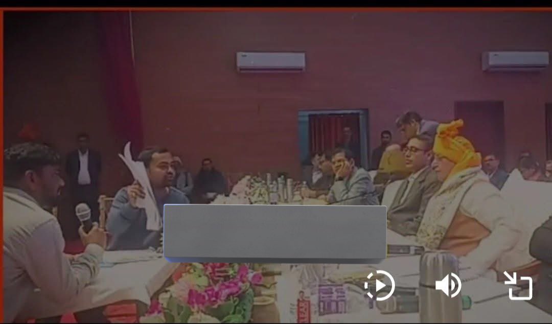 ashishvyas__'s tweet photo. जब मैं SC/ST एक्ट केस में भाग-दौड़ कर रहा था, तब मेरे पिता की हार्ट अटैक से मौत हो गई…

मेरी माँ की ओपन-हार्ट सर्जरी हुई। मैं अकेला बेटा हूँ।मुझे पीटा गया, मेरी माँ और पत्नी को गालियाँ दी गई।

और मेरे खिलाफ दो बार झूठे SC/ST केस दर्ज किए गए।

— यह कहते हुए पीड़ित युवक बिहार के डिप्टी सीएम सिन्हा के सामने रो पड़ा।

No To Caste Division