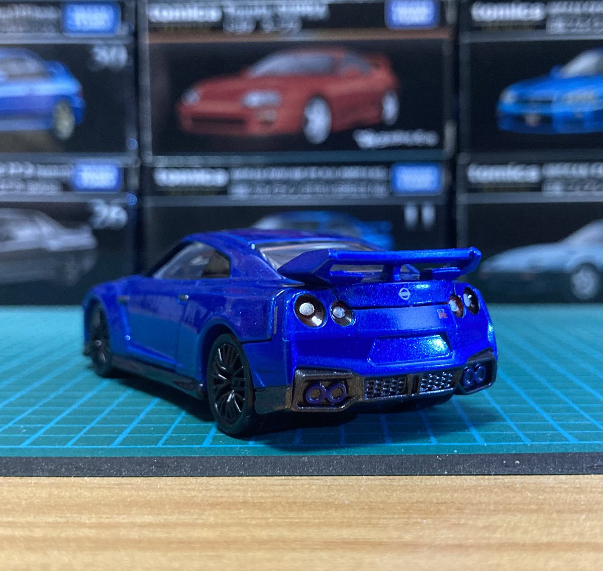トミカプレミアム49 日産GT-R MY2025
GT-R大好き人間なので、レギュラートミカとプレミアムで車種が被ってもむしろ大歓迎！リアウイングは少し大きめながら形状は良く、私は良いと思う。どこから見てもフォルムに違和感無い。トミカのR35は出るたびに進化しますね。