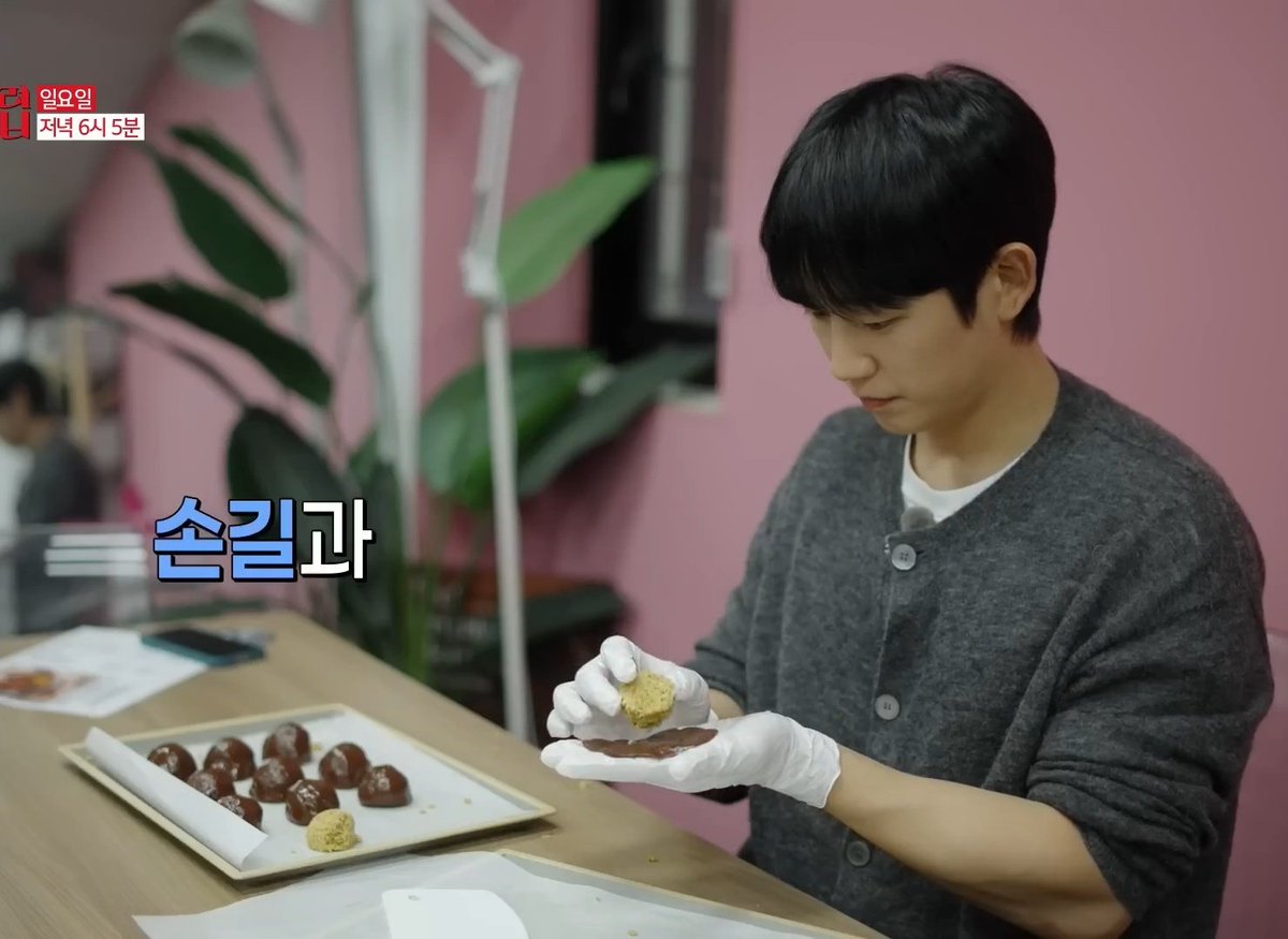 'Secret Santa Club' PD Kim Tae-ho:"Jung Hae-in spent four hours making a two-piece suit. I thought he was quite sincere."

🥺🥺👍🏻👍🏻♥️♥️
#JungHaeIn #TheSecretFriendsClub